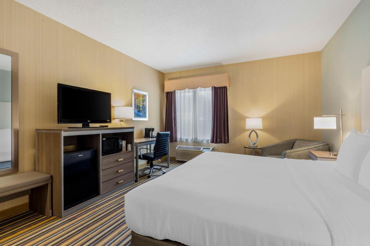 Best Western Plus New England Inn & Suites Berlin Exterior foto