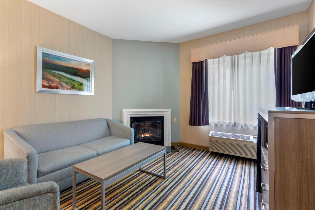 Best Western Plus New England Inn & Suites Berlin Exterior foto